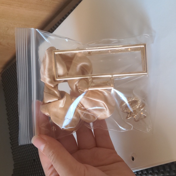 3-Piece Hair Accessories Set - Picture 2 of 11